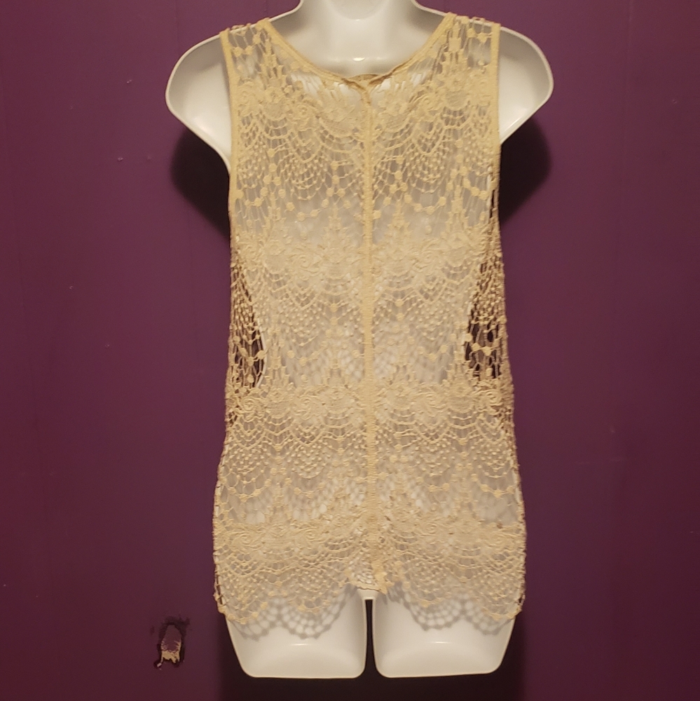 White crochet sleeveless shirt